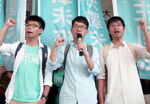 ཧོང་ཀོང་གི་སློབ་ཕྲུག་ཚོའི་འགོ་ཁྲིད་Joshua Wong་དང་། Alex Chow, Nathan Law་གསུམ་ཁྲིམས་ཁང་མདུན། ༢༠༡༦།༧།༢༡ ཧོང་ཀོང་གི་སློབ་ཕྲུག་ཚོའི་འགོ་ཁྲིད་Joshua Wong་དང་། Alex Chow, Nathan Law་གསུམ་ཁྲིམས་ཁང་མདུན། ༢༠༡༦།༧།༢༡