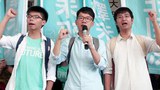 ཧོང་ཀོང་གི་སློབ་ཕྲུག་ཚོའི་འགོ་ཁྲིད་Joshua Wong་དང་། Alex Chow, Nathan Law་གསུམ་ཁྲིམས་ཁང་མདུན། ༢༠༡༦།༧།༢༡