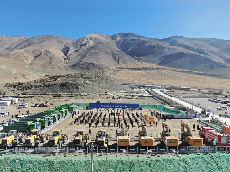 དིང་རི་རྫོང་གི་གྲམ་མཚོ་ཤང་གི་གུ་རུམ་གྲོང་སྡེར་མཁའ་དབྱིངས་ནས་བླངས་པའི་པར་གྱི་ནང་ས་ཡོམ་གྱིས་གནོད་སྐྱོན་ཕོག་པའི་གྲོང་ཚོ་ ༨ བསྐྱར་བཟོའི་ལས་གཞི་འགོ་འཛུགས་བྱེད་སྒོ་སྤེལ་བའི་རྣམ་པ།  ༢༠༢༤།༠༣།༠༣