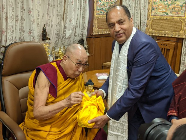 ༸གོང་ས་མཆོག་གིས་རྒྱ་གར་ཧི་མ་ཅལ་མངའ་སྡེའི་སྤྱི་ཁྱབ་བློན་ཆེན་མཆོག་ལ་མཇལ་ཁ་དང་བཀའ་སློབ་སྩལ་བ། ༸གོང་ས་མཆོག་གིས་རྒྱ་གར་ཧི་མ་ཅལ་མངའ་སྡེའི་སྤྱི་ཁྱབ་བློན་ཆེན་མཆོག་ལ་མཇལ་ཁ་དང་བཀའ་སློབ་སྩལ་བ།