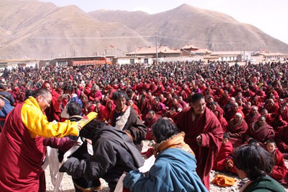 རྒྱ་ནག་གཞུང་གིས་སྤྲུལ་སྐུ་ཧཱུྃ་ཀར་རྡོ་རྗེ་མཆོག་གི་དགོན་གྲོང་གཉིས་སུ་དགོངས་རྫོགས་མཆོད་འབུལ་མི་ཆོག་པ་སོགས་དམ་དྲག་ཤུགས་ཆེར་བྱེད་བཞིན་འདུག རྒྱ་ནག་གཞུང་གིས་སྤྲུལ་སྐུ་ཧཱུྃ་ཀར་རྡོ་རྗེ་མཆོག་གི་དགོན་གྲོང་གཉིས་སུ་དགོངས་རྫོགས་མཆོད་འབུལ་མི་ཆོག་པ་སོགས་དམ་དྲག་ཤུགས་ཆེར་བྱེད་བཞིན་འདུག