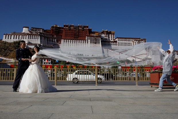 རྒྱ་ནག་གཞུང་གིས་དབུལ་སྒྲོལ་འགག་སྒྲོལ་གྱི་ལས་འགུལ་ཟེར་བ་སྤེལ་ནས་བོད་མིའི་ཆོས་དད་ཉམས་ཆགས་སུ་གཏོང་བཞིན་ཡོད་འདུག ༡༠།༣༠།༢༠༢༠