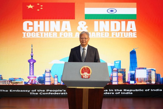 རྒྱ་གར་གནས་འཁོད་རྒྱ་ནག་གཞུང་ཚབ་ཀྱིས་རྒྱ་དཀར་ནག་གི་འབྲེལ་ལམ་བཟང་ཕྱོགས་སུ་བསྐྱོད་བཞིན་པ་བརྗོད་འདུག
