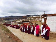 འཇམ་དབྱངས་བསམ་གཏན་བཙོན་གྲོལ་བྱུང་བར་ཕེབས་བསུ་བྱེད་བཞིན་པ། ༢༠༡༥།༥།༣
