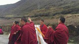 འཇམ་དབྱངས་བསམ་གཏན་བཙོན་གྲོལ་བྱུང་བར་ཕེབས་བསུ་བྱེད་བཞིན་པ། ༢༠༡༥།༥།༣