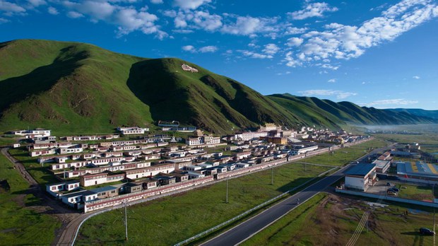 མདོ་ཁམས་འཇང་དགུན་ཆོས་ཆེན་མོར་དམ་དྲག་དང་དམག་མིའི་སོ་སྲུང་འོག་འཚོགས་དགོས་བྱུང་འདུག