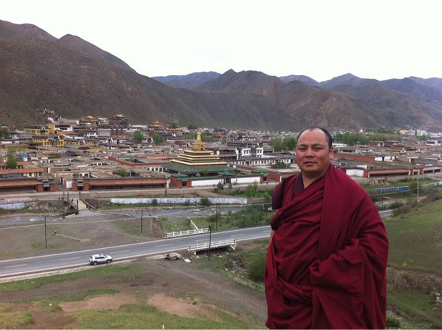 མགོ་ལོག་འཇིགས་མེད་ལགས་བླ་བྲང་ནས་སྒྲོན་པའི་པར་རྙིང་ཞིག།