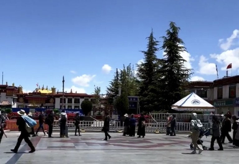 ལྷ་སའི་གཙུག་ལག་ཁང་གི་མདུན། ༢༠༢༠།༧
