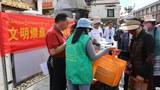 ལྷ་སར་བསང་གཏོང་ཕྱོགས་ཐད་དྲིལ་བསྒྲགས་བྱེད་བཞིན་པ། 