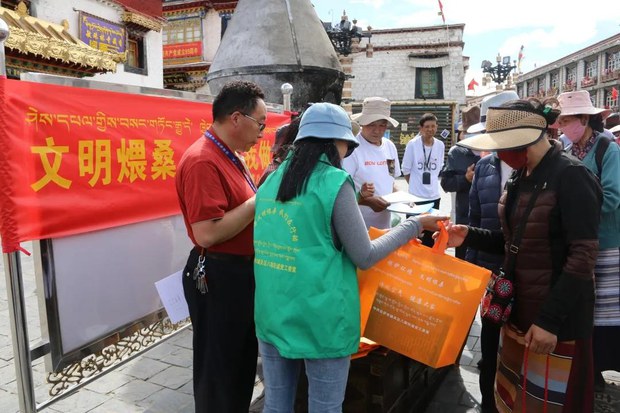 ལྷ་སར་བསང་གཏོང་ཕྱོགས་ཐད་དྲིལ་བསྒྲགས་བྱེད་བཞིན་པ། 
