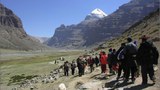 གངས་རིན་པོ་ཆེར་གངས་སྐོར་དུ་བསྐྱོད་བཞིན་པ། 