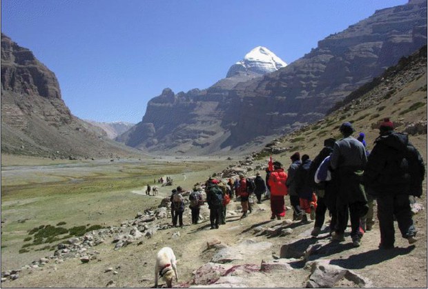 གངས་རིན་པོ་ཆེར་གངས་སྐོར་དུ་བསྐྱོད་བཞིན་པ། 