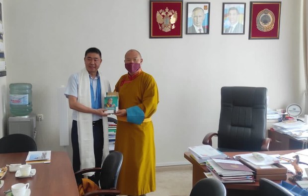 རུ་སོག་སྐུ་ཚབ་དོན་གཅོད་ཀྱིས་ཁཱལ་མུག་སྤྱི་མཐུན་རྒྱལ་ཁབ་ཀྱི་ཤེས་རིག་བློན་ཆེན་མཆོག་དང་མཇལ་མོལ། རུ་སོག་སྐུ་ཚབ་དོན་གཅོད་ཀྱིས་ཁཱལ་མུག་སྤྱི་མཐུན་རྒྱལ་ཁབ་ཀྱི་ཤེས་རིག་བློན་ཆེན་མཆོག་དང་མཇལ་མོལ།