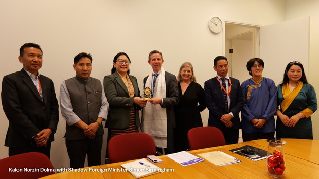 ཕྱི་དྲིལ་བཀའ་བློན་ནོར་འཛིན་སྒྲོལ་མ་ལགས་ཀྱིས་ཨོསི་ཊརེ་ལི་ཡའི་གྲོས་ཚོགས་འཐུས་མི་སོགས་གནད་ཡོད་མི་སྣ་དང་མཇལ་མོལ་གནང་འདུག ཕྱི་དྲིལ་བཀའ་བློན་ནོར་འཛིན་སྒྲོལ་མ་ལགས་ཀྱིས་ཨོསི་ཊརེ་ལི་ཡའི་གྲོས་ཚོགས་འཐུས་མི་སོགས་གནད་ཡོད་མི་སྣ་དང་མཇལ་མོལ་གནང་འདུག