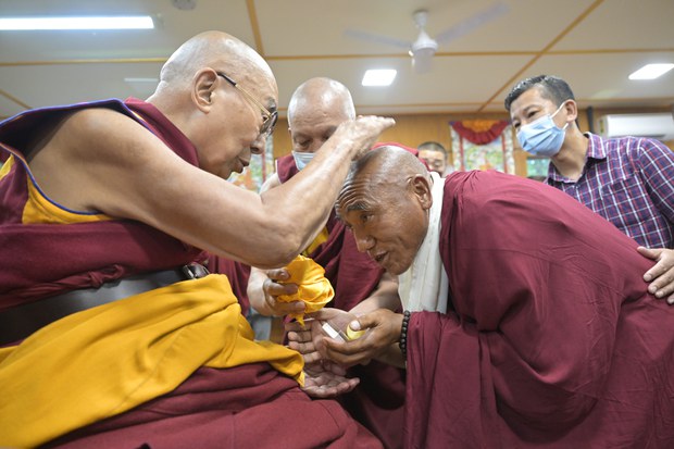 ༸གོང་ས་མཆོག་གིས། རྐྱང་ཕྱག་གནས་སྐོར་བ་དགེ་འདུན་པ་བསྐལ་བཟང་བསྟན་འཛིན་ལགས་སུ་མཇལ་ཁ་སྩལ་བ། ༸གོང་ས་མཆོག་གིས། རྐྱང་ཕྱག་གནས་སྐོར་བ་དགེ་འདུན་པ་བསྐལ་བཟང་བསྟན་འཛིན་ལགས་སུ་མཇལ་ཁ་སྩལ་བ།