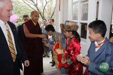  ཀརྨ་པ་མཆོག་གིས་ཨ་རིའི་རྒྱལ་སའི་མངའ་ཁུལ་གྱི་ས་གནས་བོད་མི་ཚོར་བཀའ་སློབ་གནང་བཞིན་པ། ༢༠༡༥།༤།༡༦