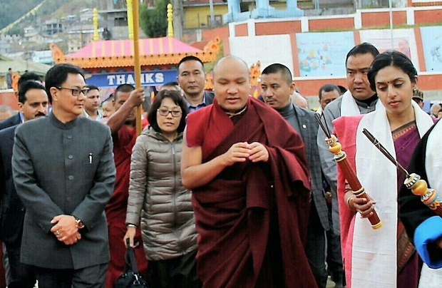 ཀརྨ་པ་མཆོག་རྒྱ་གར་གྱི་ནང་སྲིད་བློན་ཆེན་Kiren Rijiju་མཆོག་དང་མཉམ་མོན་རྟ་དབང་ཕྱོགས་སུ་ཡོད་པའི་འདས་གྲོངས་སུ་ཕྱིན་པའི་རྒྱ་གར་གྱི་དམག་མིའི་དྲན་རྟེན་ལ་ཕེབས་སྐབས། ༢༠༡༦།༡༢།༢ ཀརྨ་པ་མཆོག་རྒྱ་གར་གྱི་ནང་སྲིད་བློན་ཆེན་Kiren Rijiju་མཆོག་དང་མཉམ་མོན་རྟ་དབང་ཕྱོགས་སུ་ཡོད་པའི་འདས་གྲོངས་སུ་ཕྱིན་པའི་རྒྱ་གར་གྱི་དམག་མིའི་དྲན་རྟེན་ལ་ཕེབས་སྐབས། ༢༠༡༦།༡༢།༢