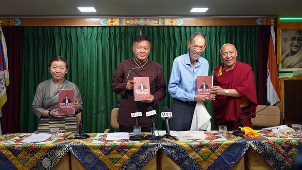 བཀའ་ཟུར་བཀྲ་ཤིས་དབང་འདུས་ལགས་ཀྱི་མི་ཚེའི་ལོ་རྒྱུས་དང་འབྲེལ་བའི་དཔེ་དེབ་ངའི་མི་ཚེ། ཞེས་པ་དེ་བཞིན་༸གོང་ས་མཆོག་གིས་བཀའ་དགོངས་བཞིན་བརྩམས་པ་ཞིག་ཡིན་པ་ཁོང་ནས་གསུངས་སོང་།