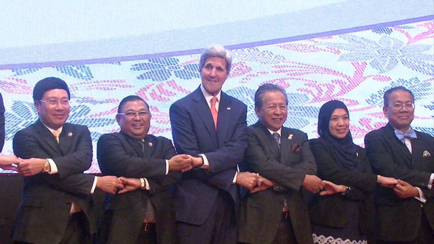 ཨ་རིའི་ཕྱི་སྲིད་དྲུང་ཆེ་John Kerryམཆོག་ལྷོ་ཤར་ཨེ་ཤེ་ཡའི་ཡུལ་གྲུའི་མཐུན་ཚོགས་ཀྱི་ཚོགས་ཆེན་སྐབས། ༢༠༡༥།༨།༥ ཨ་རིའི་ཕྱི་སྲིད་དྲུང་ཆེ་John Kerryམཆོག་ལྷོ་ཤར་ཨེ་ཤེ་ཡའི་ཡུལ་གྲུའི་མཐུན་ཚོགས་ཀྱི་ཚོགས་ཆེན་སྐབས། ༢༠༡༥།༨།༥