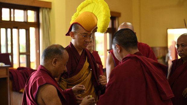 ༸གོང་ས་མཆོག་གིས། ཁང་སེར་མཆོག་སྤྲུལ་རིན་པོ་ཆེ་རྒྱུད་སྟོད་གྲྭ་ཚང་གི་བླ་མ་དབུ་མཛད་དུ་བསྐོ་བཞག་མཛད་འདུག ༸གོང་ས་མཆོག་གིས། ཁང་སེར་མཆོག་སྤྲུལ་རིན་པོ་ཆེ་རྒྱུད་སྟོད་གྲྭ་ཚང་གི་བླ་མ་དབུ་མཛད་དུ་བསྐོ་བཞག་མཛད་འདུག
