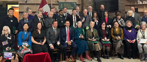 བོད་མི་བཞི་ལ་དབྱིན་ཇིའི་རྒྱལ་པོ་Charles III ཡི་ཁྲི་འདོན་གྱི་རྟགས་མ་དང་ཕྱག་ཁྱེར་ཐོབ་འདུག