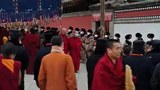 སྐུ་འབུམ་དགོན་པའི་མེ་ཏོག་མཆོད་པའི་སྐབས་དམག་མི་མང་པོ་འགྲེམས་འཇོག་བྱས་བར་ཨ་ཀྱཱ་རིན་པོ་ཆེ་ཡིས་བློ་ཚབས་གནང་བཞིན་འདུག