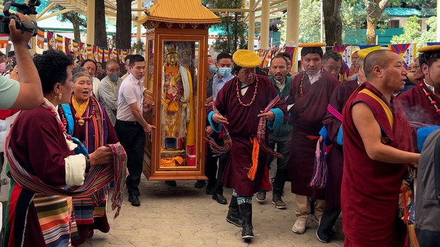 བཞུགས་སྒར་༧རྒྱལ་བའི་ཕོ་བྲང་ནས་སྐྱིད་གྲོང་ཇོ་བོ་ཝ་ཏི་བཟང་པོའི་སྐུ་བརྙན། ཐེག་ཆེན་ཆོས་གླིང་གཙུག་ལག་ཁང་དུ་མ་ཎི་དུང་སྒྲུབ་ཀྱི་རྟེན་གཙོར་གདན་འདྲེན་ཞུས་པ།
