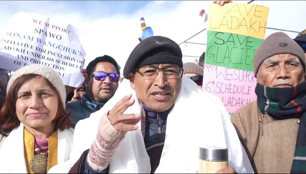 བསོད་ནམས་དབང་ཕྱུག་ལགས་ཀྱིས་ལ་དྭགས་ཡུལ་གྱི་ཁོར་ཡུག་སྲུང་སྐྱོབ་ཆེད་ཟས་བཅད་ངོ་རྒོལ་གྱི་ལས་འགུལ་སྤེལ་འདུག བསོད་ནམས་དབང་ཕྱུག་ལགས་ཀྱིས་ལ་དྭགས་ཡུལ་གྱི་ཁོར་ཡུག་སྲུང་སྐྱོབ་ཆེད་ཟས་བཅད་ངོ་རྒོལ་གྱི་ལས་འགུལ་སྤེལ་འདུག