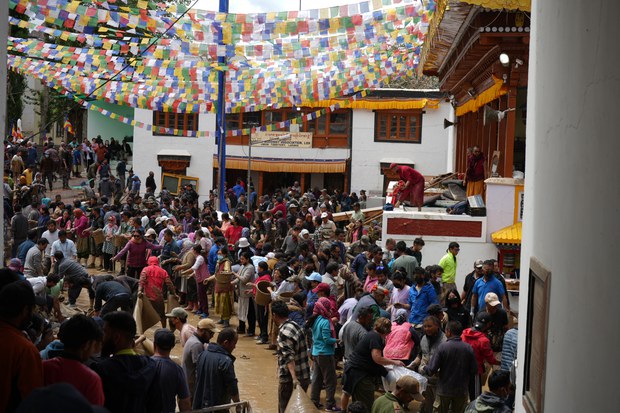 ལ་དྭགས་ཁུལ་དུ་དྲག་ཆར་བབས་པའི་རྐྱེན་གྱི་༧གོང་ས་མཆོག་གི་གསུང་ཆོས་ཉིན་གཅིག་རིང་ཕར་འགྱང་གནང་འདུག