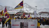 ལ་དྭགས་ཡུལ་དུ་སྡེ་དགེའི་གནས་སྟངས་ལ་གདུང་སེམས་མཉམ་སྐྱེས་ཀྱི་ལས་འགུལ་སྤེལ་འདུག