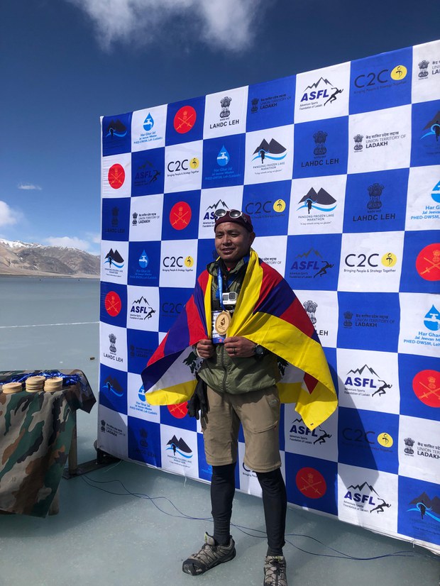 ལ་དྭགས་སྤང་གོང་འཁྱགས་རོམ་རྒྱང་རྒྱུགས་འགྲན་བསྡུར་ཁྲོད་བོད་མི་གཉིས་ཨང་རིམ་གསུམ་པ་སོན་འདུག