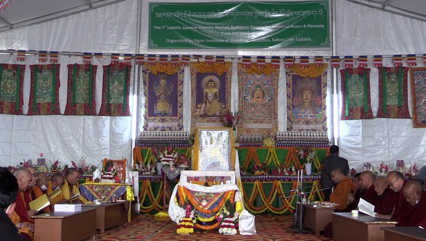 རྡོ་རྗེ་གདན་དུ་ལ་དྭགས་བྱམས་སྨོན་ཆེན་མོའི་སྨོན་ལམ་སྐབས་དང་པོ་འཚོགས་བཞིན་འདུག རྡོ་རྗེ་གདན་དུ་ལ་དྭགས་བྱམས་སྨོན་ཆེན་མོའི་སྨོན་ལམ་སྐབས་དང་པོ་འཚོགས་བཞིན་འདུག