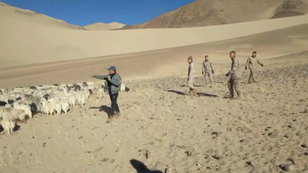 རྒྱ་དཀར་ནག་བར་གྱི་རྩོད་རྙོག་སོགས་ལ་བརྟེན་ནས་ལ་དྭགས་ས་མཚམས་ཀྱི་འབྲོག་པ་ཚོར་དཀའ་ངལ་འཕྲད་བཞིན་ཡོད་འདུག རྒྱ་དཀར་ནག་བར་གྱི་རྩོད་རྙོག་སོགས་ལ་བརྟེན་ནས་ལ་དྭགས་ས་མཚམས་ཀྱི་འབྲོག་པ་ཚོར་དཀའ་ངལ་འཕྲད་བཞིན་ཡོད་འདུག