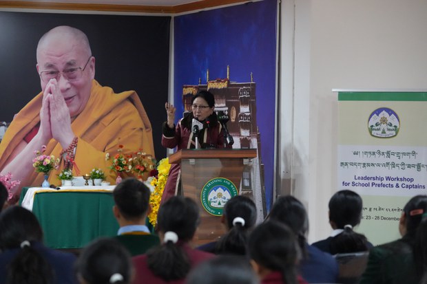 སློབ་སྦྱོང་དང་ལྷན་བཟང་སྤྱོད་མེད་ན་ཕན་ཐོགས་ཚབ་ཏུ་གནོད་ཚབས་ཡོང་ཉེན་ཆེ་ཞེས་ཤེས་རིག་བཀའ་བློན་མཆོག་གིས་གསུངས་པ།