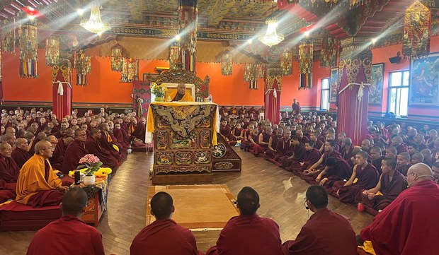 ཡོངས་འཛིན་གླིང་མཆོག་སྤྲུལ་རིན་པོ་ཆེ་མཆོག་གིས་བལ་ཡུལ་དུ་ཆོས་འབྲེལ་གནང་བཞིན་འདུག ཡོངས་འཛིན་གླིང་མཆོག་སྤྲུལ་རིན་པོ་ཆེ་མཆོག་གིས་བལ་ཡུལ་དུ་ཆོས་འབྲེལ་གནང་བཞིན་འདུག