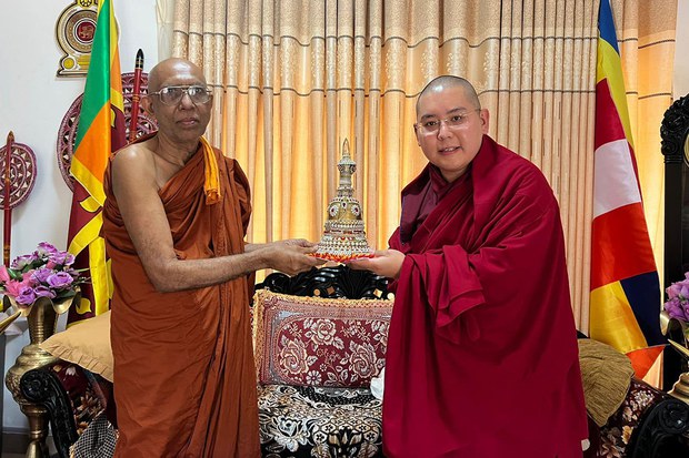 ཡོངས་འཛིན་གླིང་མཆོག་སྤྲུལ་རིན་པོ་ཆེ་མཆོག་ཤྲཱི་ལངྐའི་ནང་ཕེབས་གནང་བ། ཡོངས་འཛིན་གླིང་མཆོག་སྤྲུལ་རིན་པོ་ཆེ་མཆོག་ཤྲཱི་ལངྐའི་ནང་ཕེབས་གནང་བ།