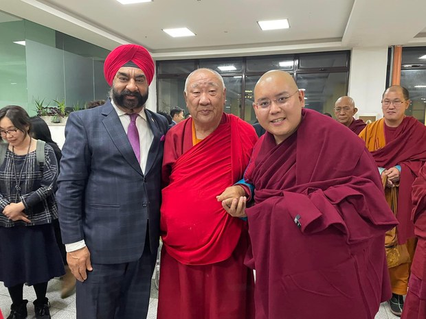 རྒྱ་གར་གཞུང་དང་སོག་ཡུལ་དགའ་ལྡན་དགོན་པ་ཐུན་མོང་ནས་༸སྐྱབས་རྗེ་ཡོངས་འཛིན་གླིང་མཆོག་སྤྲུལ་རིན་པོ་ཆེ་མཆོག་སོག་ཡུལ་དུ་གདན་ཞུས་གནང་འདུག རྒྱ་གར་གཞུང་དང་སོག་ཡུལ་དགའ་ལྡན་དགོན་པ་ཐུན་མོང་ནས་༸སྐྱབས་རྗེ་ཡོངས་འཛིན་གླིང་མཆོག་སྤྲུལ་རིན་པོ་ཆེ་མཆོག་སོག་ཡུལ་དུ་གདན་ཞུས་གནང་འདུག