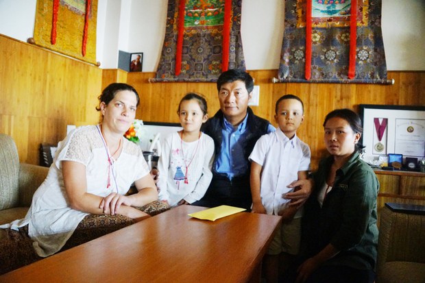 གླིང་ཚ་ཚེ་བརྟན་རྡོ་རྗེ་ཡི་བཟའ་ཟླ་ནང་མི་སྲིད་སྐྱོང་མཆོག་དང་མཇལ་སྐབས། ༢༠༡༦།༡༠།༡༡ གླིང་ཚ་ཚེ་བརྟན་རྡོ་རྗེ་ཡི་བཟའ་ཟླ་ནང་མི་སྲིད་སྐྱོང་མཆོག་དང་མཇལ་སྐབས། ༢༠༡༦།༡༠།༡༡