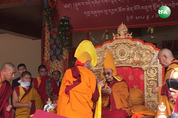 ལ་དྭགས་ནུབ་ར་ཁུལ་གྱི་མང་ཚོགས་དང་བདེ་དགོན་དགའ་ལྡན་བཀྲིས་ཆོས་གླིང་འདུས་མང་ཡོངས་ནས་༧གོང་ས་མཆོག་ལ་བརྟན་བཞུགས་འབུལ་སྐབས། ༢༠༡༧།༧།༡༢ ལ་དྭགས་ནུབ་ར་ཁུལ་གྱི་མང་ཚོགས་དང་བདེ་དགོན་དགའ་ལྡན་བཀྲིས་ཆོས་གླིང་འདུས་མང་ཡོངས་ནས་༧གོང་ས་མཆོག་ལ་བརྟན་བཞུགས་འབུལ་སྐབས། ༢༠༡༧།༧།༡༢