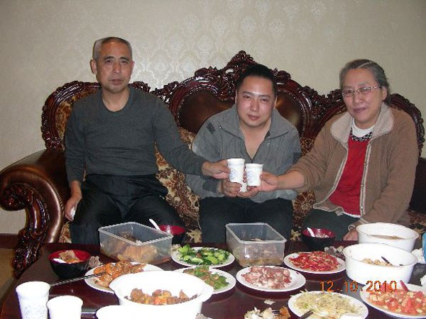 ནང་སོག་གི་སྲིད་དོན་བཙོན་པ་ཧ་རྡ་དང་ཁོང་གི་བུ། ཆུང་མ། ནང་སོག་གི་སྲིད་དོན་བཙོན་པ་ཧ་རྡ་དང་ཁོང་གི་བུ། ཆུང་མ།
