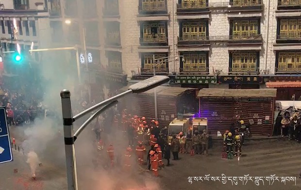 ལྷ་སར་མཆོད་མཇལ་བྱེད་ཡུལ་ཁག་དུ་མཆོད་མཇལ་བར་ལྟ་བཤེར་དང་ཐོ་འགོད་དགོས་པའི་དམ་དྲག་བྱེད་བཞིན་ཡོད་འདུག