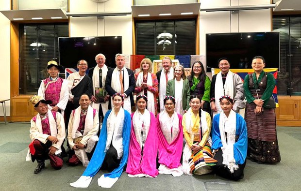 དབྱིན་ཡུལ་གྲོས་ཚོགས་ཀྱི་ཚོགས་ཁང་ཞིག་གི་ནང་བོད་ཀྱི་ལོ་གསར་སྲུང་བརྩི་གནང་འདུག དབྱིན་ཡུལ་གྲོས་ཚོགས་ཀྱི་ཚོགས་ཁང་ཞིག་གི་ནང་བོད་ཀྱི་ལོ་གསར་སྲུང་བརྩི་གནང་འདུག