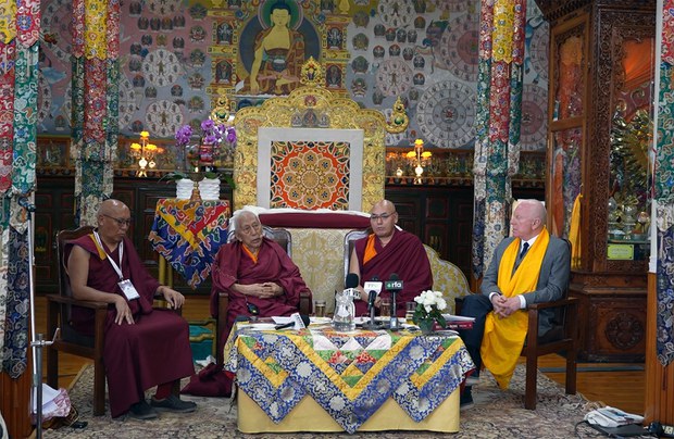 གདན་ས་ཁག་གི་ནང་ཚན་རིག་སློབ་གཉེར་ཡར་རྒྱས་སུ་ཕྱིན་པ་འདིས་ནང་དོན་རིག་པའི་སློབ་སྦྱོང་ལ་འགལ་རྐྱེན་དུ་མི་འགྲོ་བར་གཟིགས་དགོས་པ་གལ་ཆེན་རེད་ཅེས། ༸སྐྱབས་རྗེ་ཟམ་གདོང་རིན་པོ་ཆེ་མཆོག་གིས་གསུངས་པ། གདན་ས་ཁག་གི་ནང་ཚན་རིག་སློབ་གཉེར་ཡར་རྒྱས་སུ་ཕྱིན་པ་འདིས་ནང་དོན་རིག་པའི་སློབ་སྦྱོང་ལ་འགལ་རྐྱེན་དུ་མི་འགྲོ་བར་གཟིགས་དགོས་པ་གལ་ཆེན་རེད་ཅེས། ༸སྐྱབས་རྗེ་ཟམ་གདོང་རིན་པོ་ཆེ་མཆོག་གིས་གསུངས་པ།