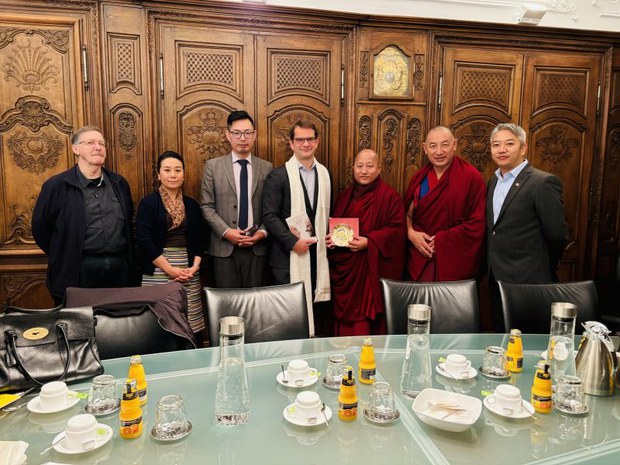བོད་མི་མང་སྤྱི་འཐུས་སྐུ་ཚབ་ཚོགས་ཆུང་ནས་ཡོ་རོབ་ལུག་སཾ་བྷོག་རྒྱལ་ཁབ་ཏུ་བོད་དོན་ཞུ་སྐུལ་གནང་བཞིན་པ། བོད་མི་མང་སྤྱི་འཐུས་སྐུ་ཚབ་ཚོགས་ཆུང་ནས་ཡོ་རོབ་ལུག་སཾ་བྷོག་རྒྱལ་ཁབ་ཏུ་བོད་དོན་ཞུ་སྐུལ་གནང་བཞིན་པ།