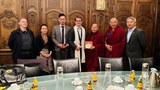 བོད་མི་མང་སྤྱི་འཐུས་སྐུ་ཚབ་ཚོགས་ཆུང་ནས་ཡོ་རོབ་ལུག་སཾ་བྷོག་རྒྱལ་ཁབ་ཏུ་བོད་དོན་ཞུ་སྐུལ་གནང་བཞིན་པ།