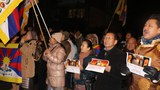 བོད་མི་ཚོས་སུད་སི་རྒྱ་ནག་གཞུང་ཚབ་མདུན་ངོ་རྒོལ་བྱེད་བཞིན་པ། ༢༠༡༦།༡༢།༡༩