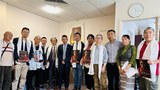 བྱེས་སུ་ཡོད་པའི་རྒྱ་ནག་གི་ཚོགས་སྡེའི་སྐུ་ཚབ་ཁག་ཅིག་ཨའོས་ཊརེ་ལི་ཡའི་བོད་ཀྱི་སྐུ་ཚབ་དོན་གཅོད་ཁང་དུ་འཚམས་འདྲི་ཞུ་བར་བཅར་བ།