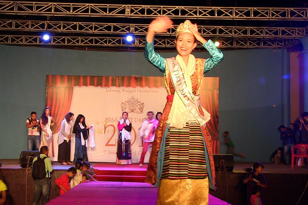 ༢༠༡༥ལོའི་བོད་ཀྱི་མཛངས་མའི་དབུ་རྒྱན་པདྨ་ཆོས་སྒྲོན་ལ་ཐོབ་སྐབས། ༢༠༡༥།༦།༨