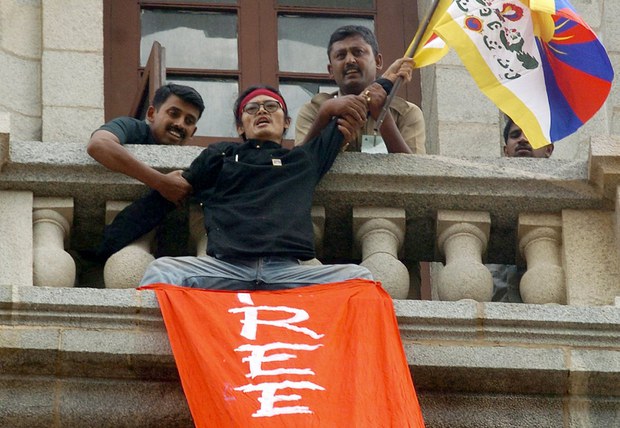 བོད་དོན་ལས་འགུལ་བ་དང་རྩོམ་པ་པོ་བསྟན་འཛིན་བརྩོན་འགྲུས་ལགས་ཀྱིས་དེ་སྔ་རྒྱ་ནག་གི་སྲིད་བློན་རྒྱ་གར་དུ་གཟིགས་སྐོར་སྐབས་ངོ་རྒོལ། ༢༠༠༥/༤/༡༠ བོད་དོན་ལས་འགུལ་བ་དང་རྩོམ་པ་པོ་བསྟན་འཛིན་བརྩོན་འགྲུས་ལགས་ཀྱིས་དེ་སྔ་རྒྱ་ནག་གི་སྲིད་བློན་རྒྱ་གར་དུ་གཟིགས་སྐོར་སྐབས་ངོ་རྒོལ། ༢༠༠༥/༤/༡༠