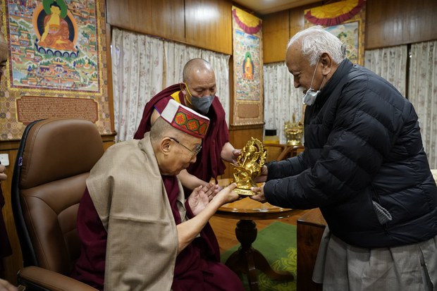 རྒྱ་གར་རྒྱལ་ཡོངས་སྤྱི་ཚོགས་ཞབས་ཞུ་ཚོགས་པ་(RSS)ཡི་གཙོ་འཛིན་ནས་ ༸གོང་ས་མཆོག་ལ་མཇལ་ཁ་ཞུས་ཡོད་པ། རྒྱ་གར་རྒྱལ་ཡོངས་སྤྱི་ཚོགས་ཞབས་ཞུ་ཚོགས་པ་(RSS)ཡི་གཙོ་འཛིན་ནས་ ༸གོང་ས་མཆོག་ལ་མཇལ་ཁ་ཞུས་ཡོད་པ།